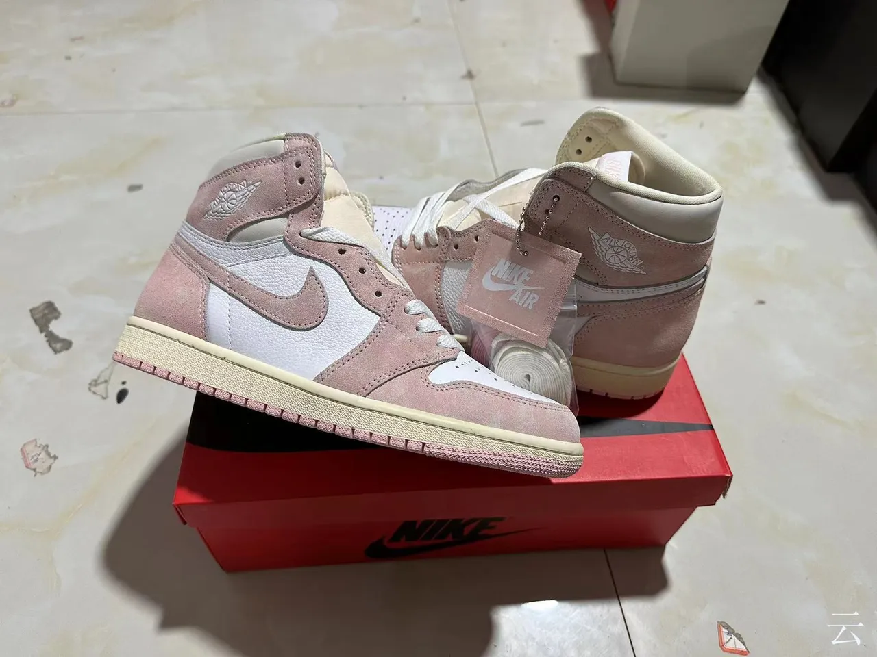 Chaussures de basketball Air Jordan 1 en daim et cuir rose poudré 11