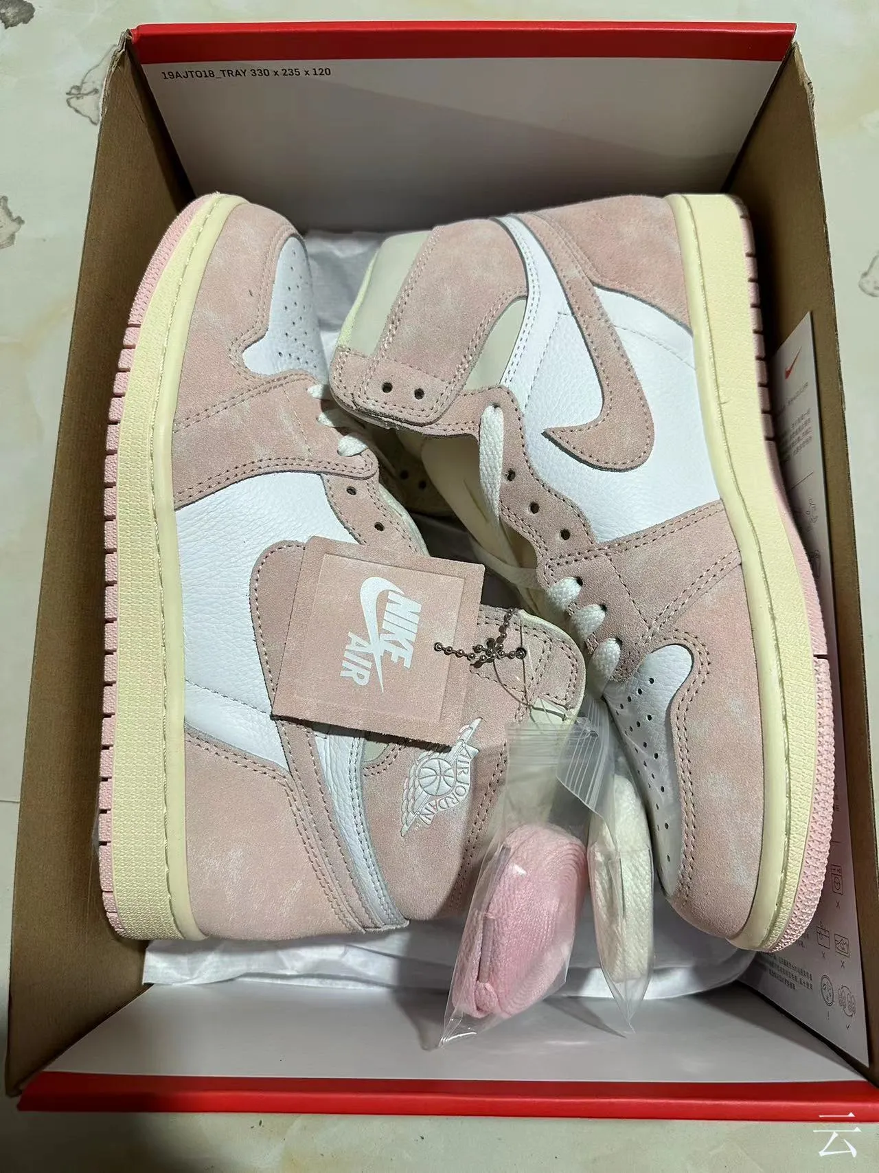 Chaussures de basketball Air Jordan 1 en daim et cuir rose poudré 12