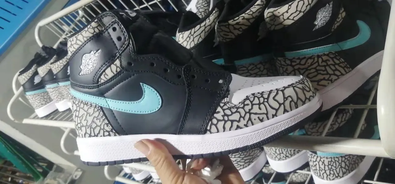 Chaussures de basketball Air Jordan 1 imprimé éléphant noir blanc aqua 2