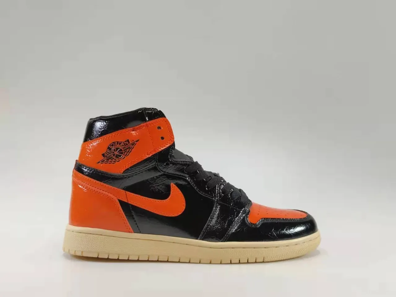 Air Jordan 1 চকচকে কালো নারাঙ্গা পেটেন্ট লেদার বাস্কেটবল জুতো 2