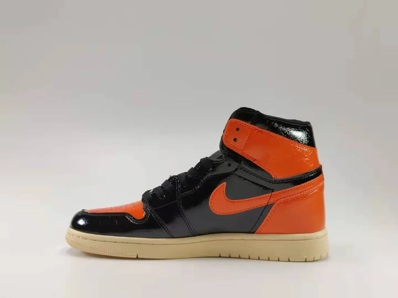 Air Jordan 1 চকচকে কালো নারাঙ্গা পেটেন্ট লেদার বাস্কেটবল জুতো 3