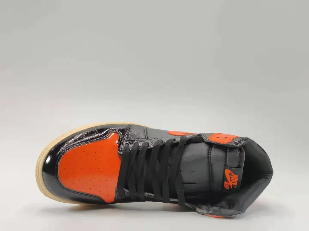 Air Jordan 1 চকচকে কালো নারাঙ্গা পেটেন্ট লেদার বাস্কেটবল জুতো 4