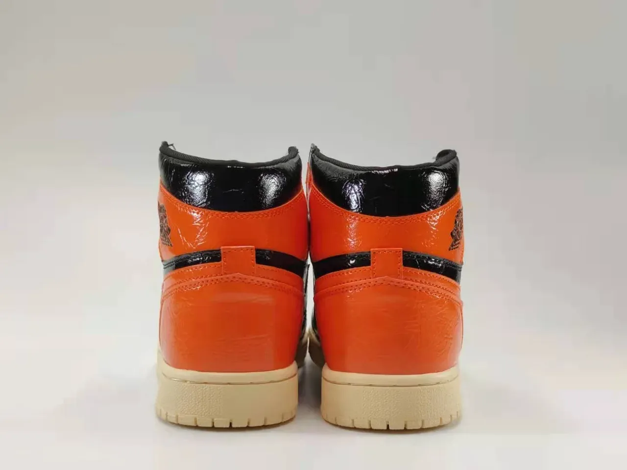 Air Jordan 1 চকচকে কালো নারাঙ্গা পেটেন্ট লেদার বাস্কেটবল জুতো 5