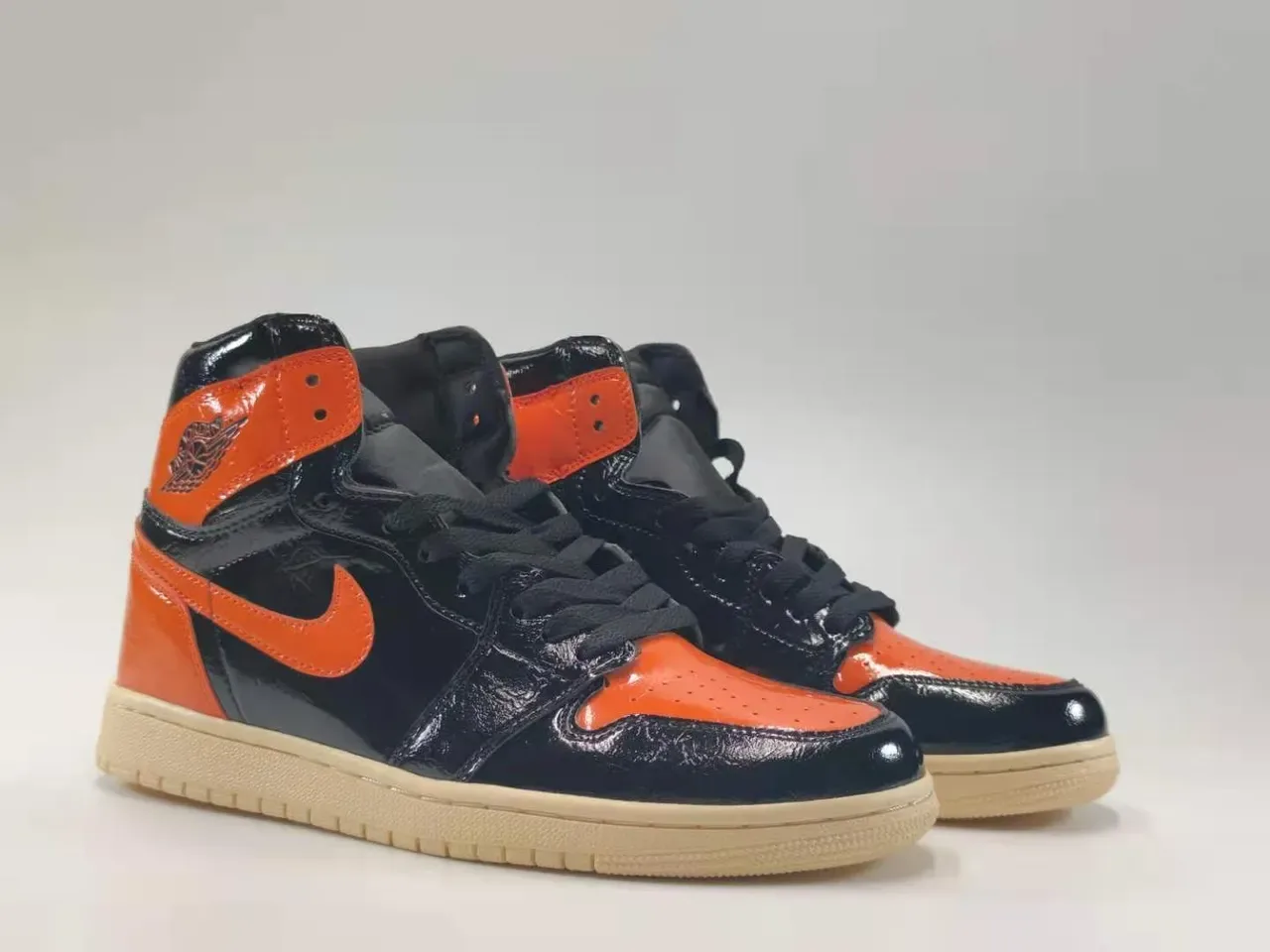 Air Jordan 1 চকচকে কালো নারাঙ্গা পেটেন্ট লেদার বাস্কেটবল জুতো 6