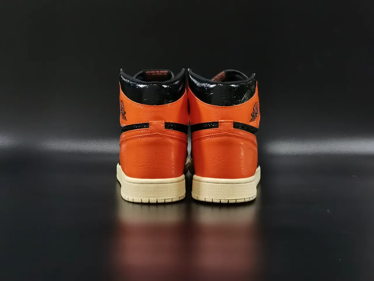 Air Jordan 1 চকচকে কালো নারাঙ্গা পেটেন্ট লেদার বাস্কেটবল জুতো 9