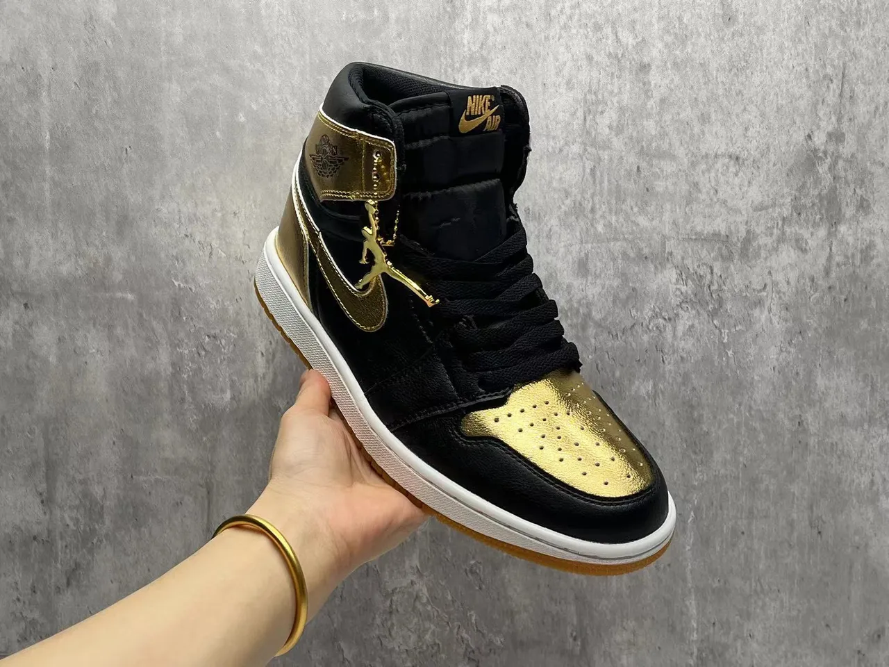 Air Jordan 1 High 黑色金属金篮球鞋 2