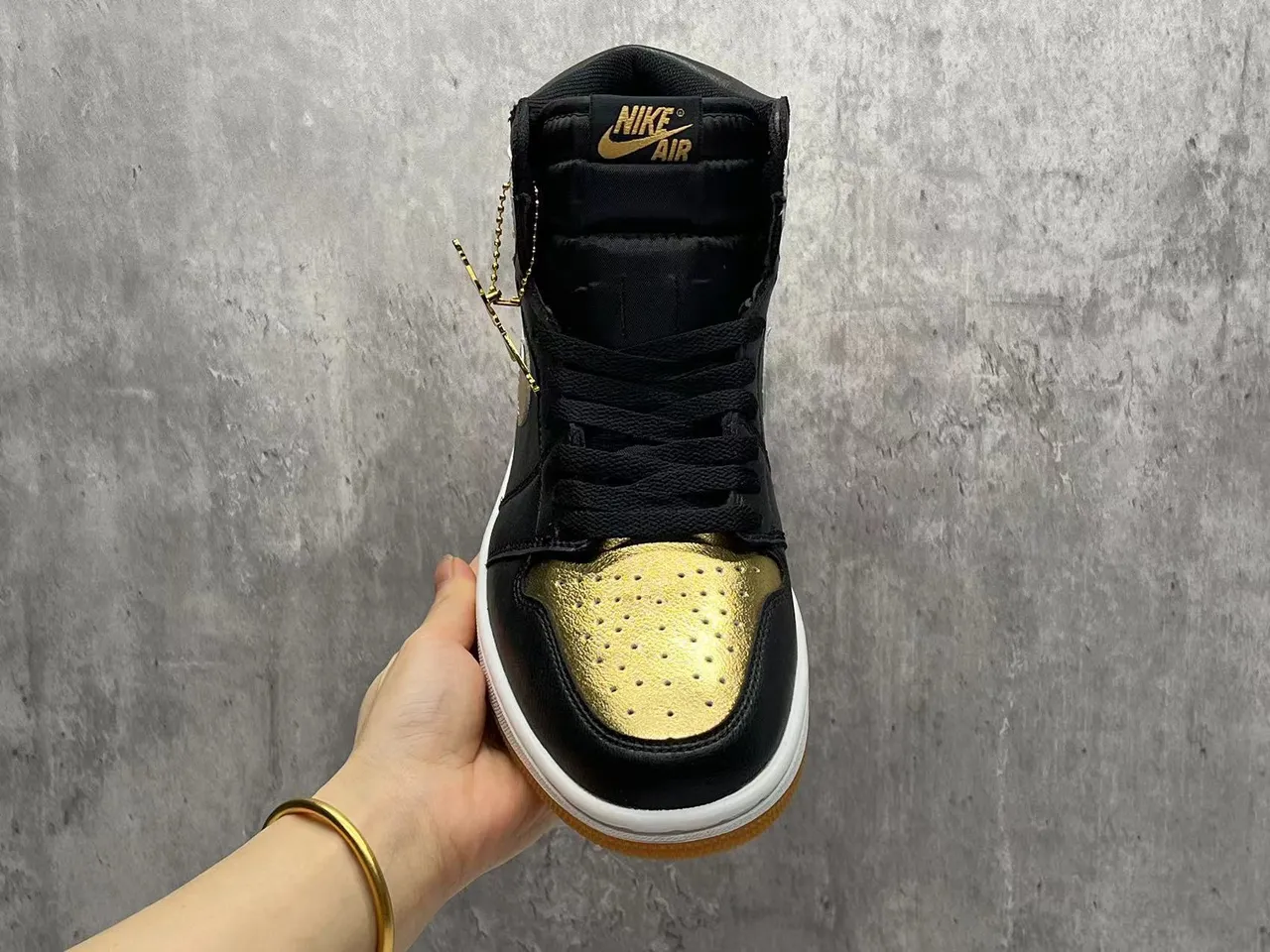 Air Jordan 1 High 黑色金属金篮球鞋 3