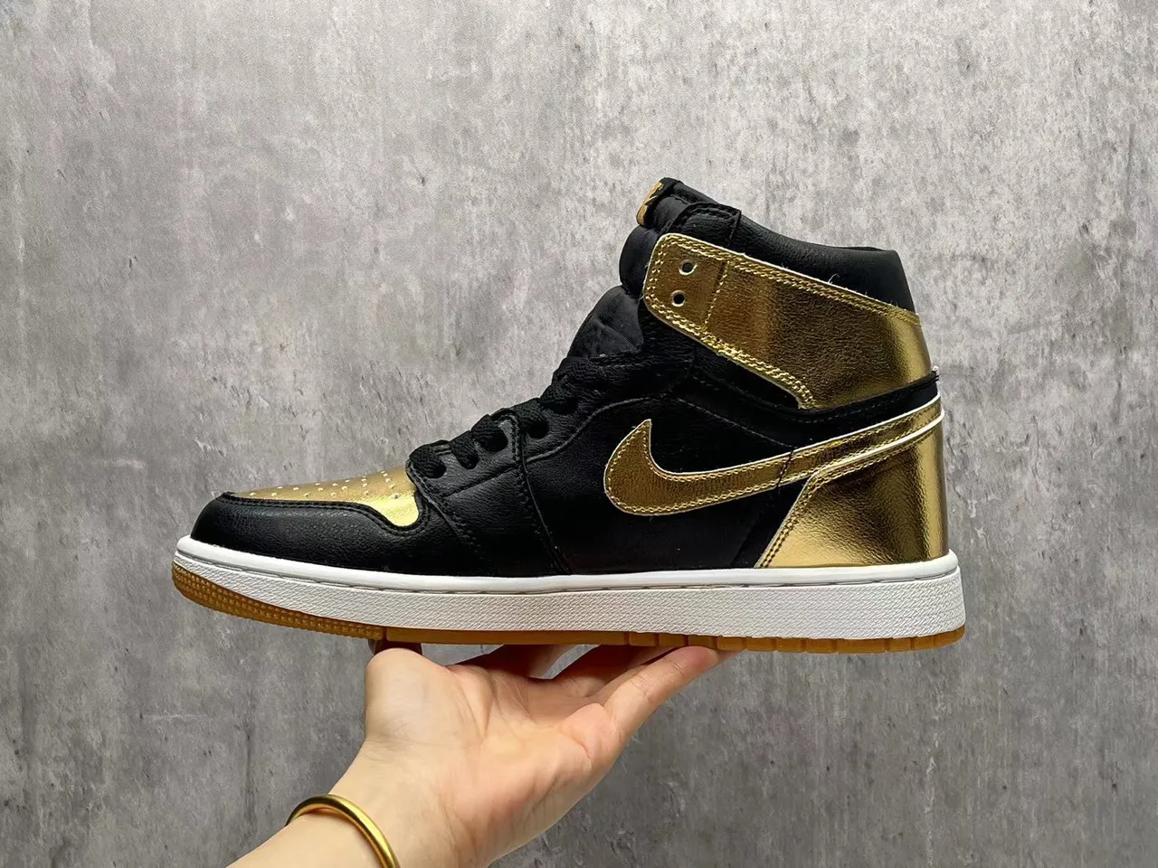 Air Jordan 1 High 黑色金属金篮球鞋 4