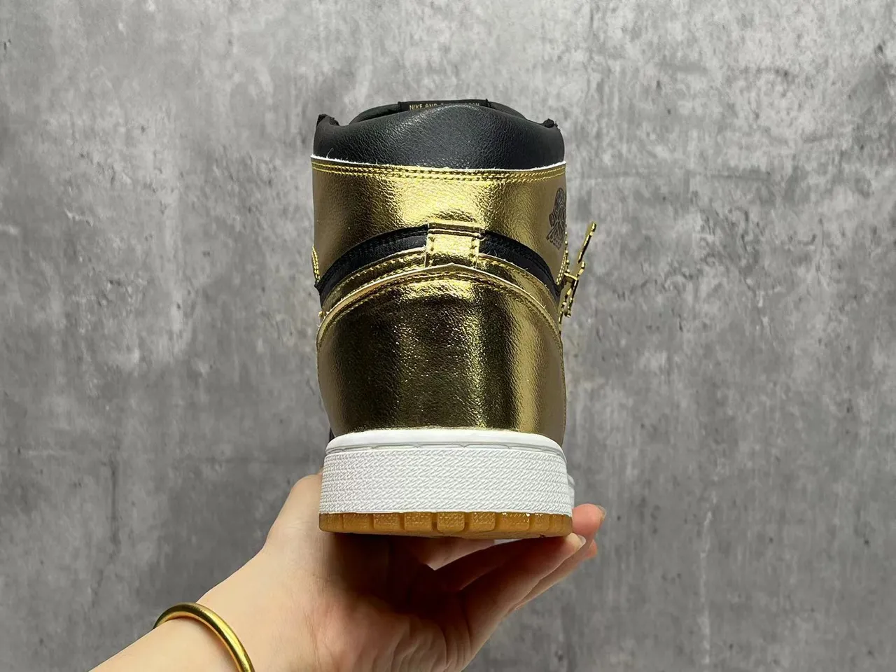 Air Jordan 1 High 黑色金属金篮球鞋 5
