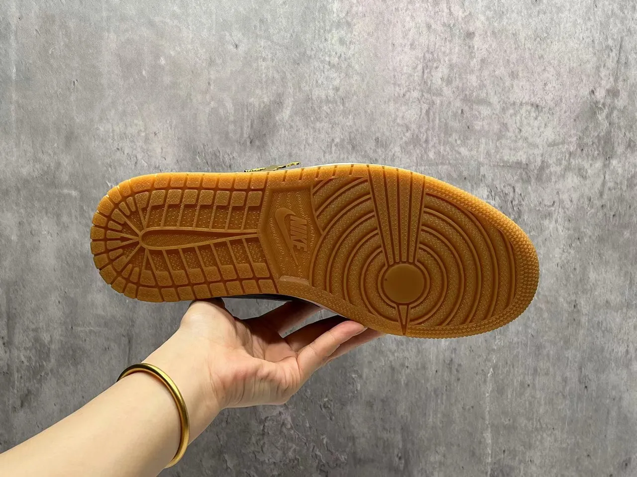 Air Jordan 1 High 黑色金属金篮球鞋 6