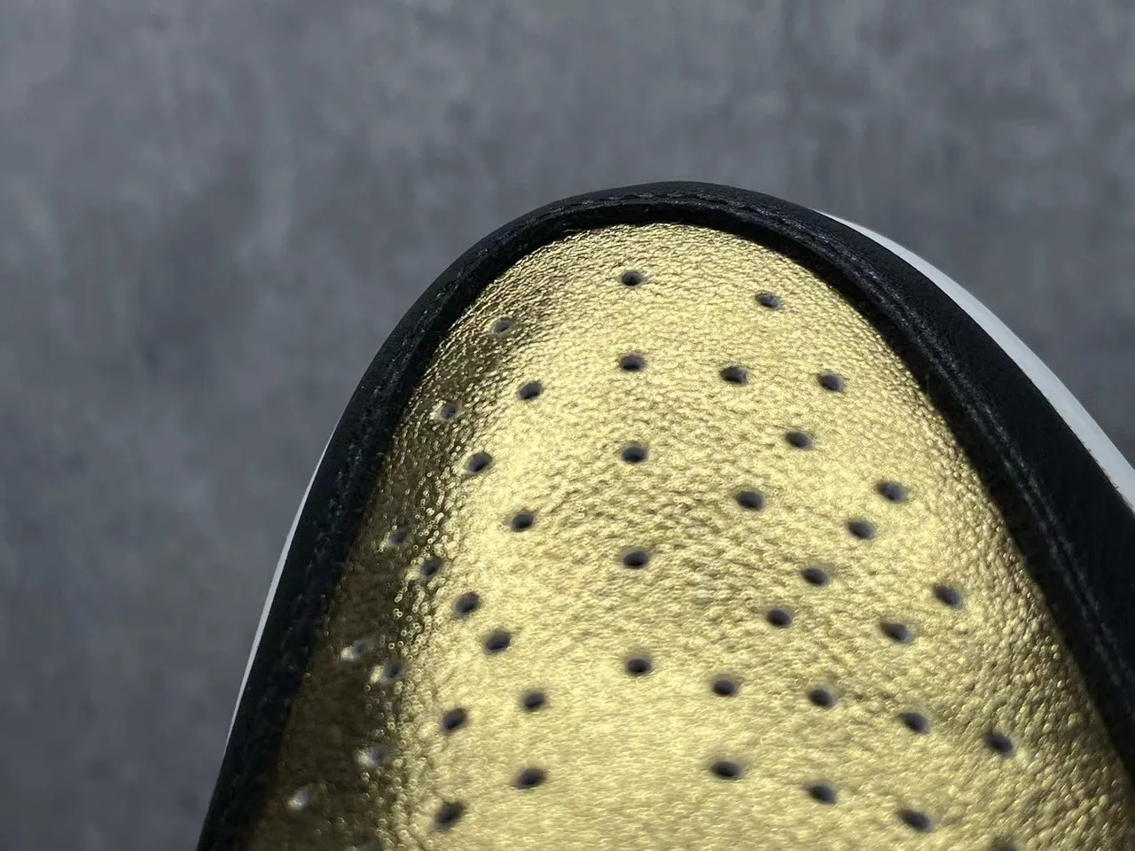 Air Jordan 1 High 黑色金属金篮球鞋 7