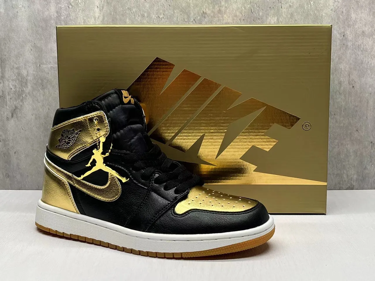 Air Jordan 1 High 黑色金属金篮球鞋 8