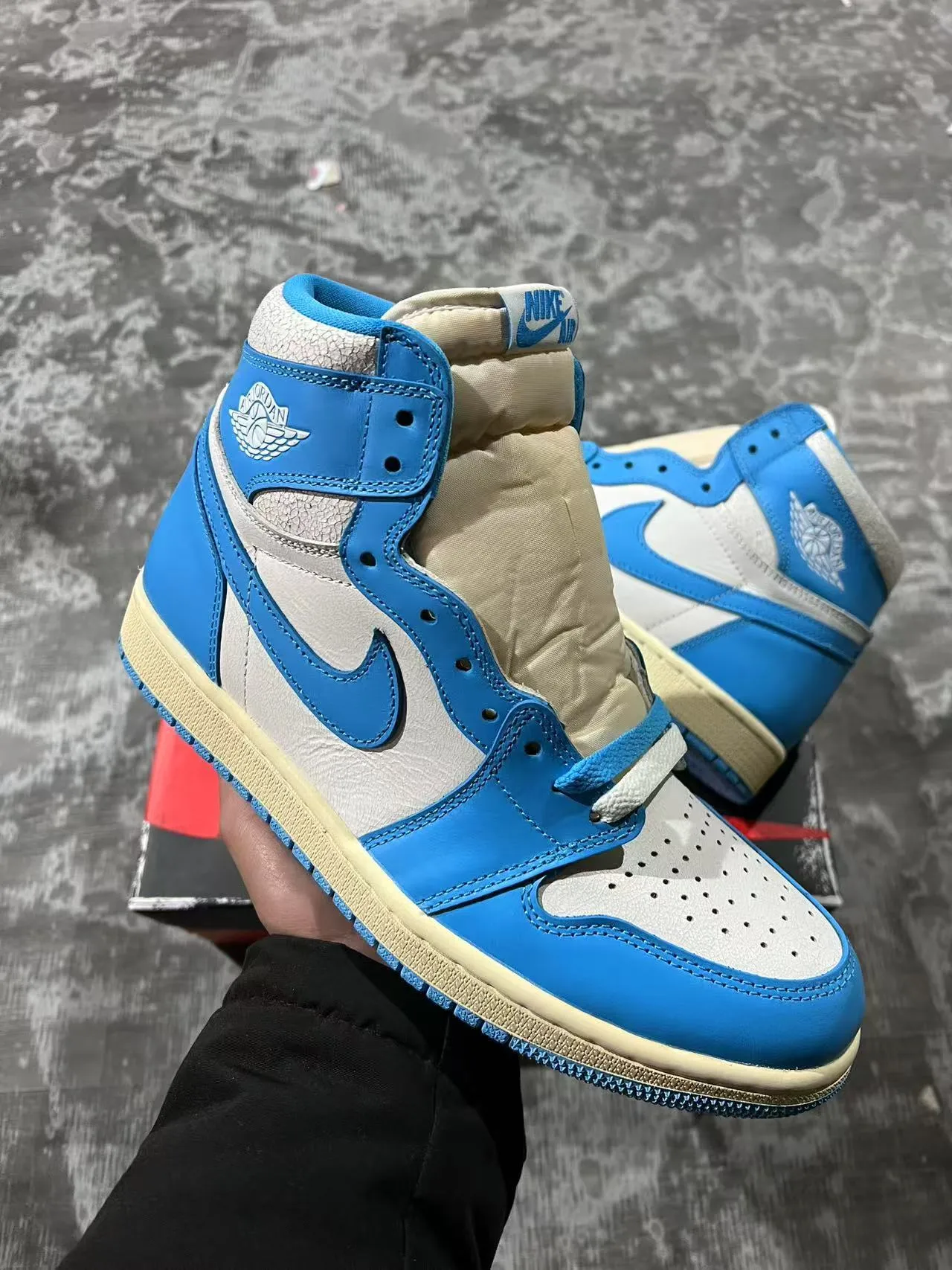Air Jordan 1 High 蓝色与米色皮革篮球鞋 2