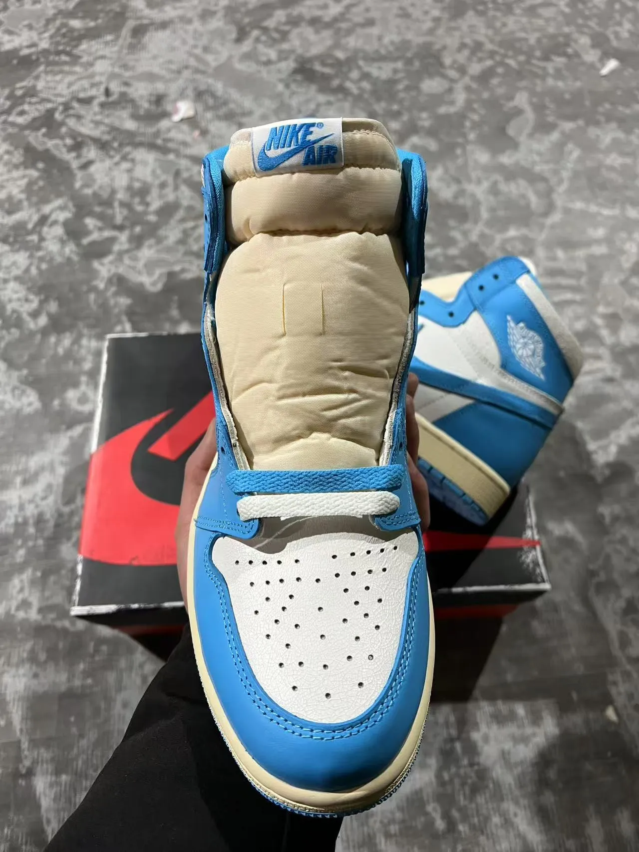 Air Jordan 1 High 蓝色与米色皮革篮球鞋 3