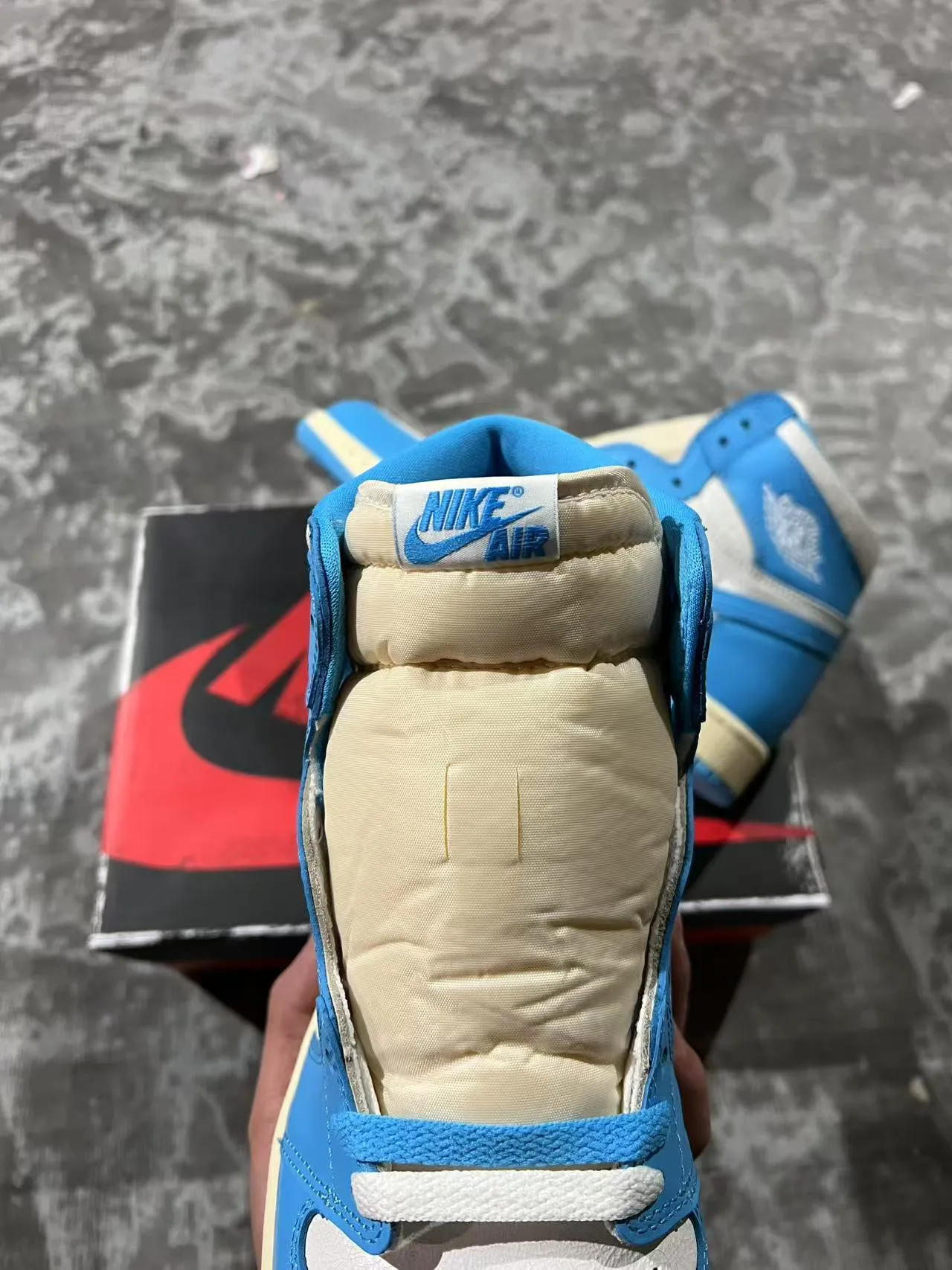 Air Jordan 1 High 蓝色与米色皮革篮球鞋 4