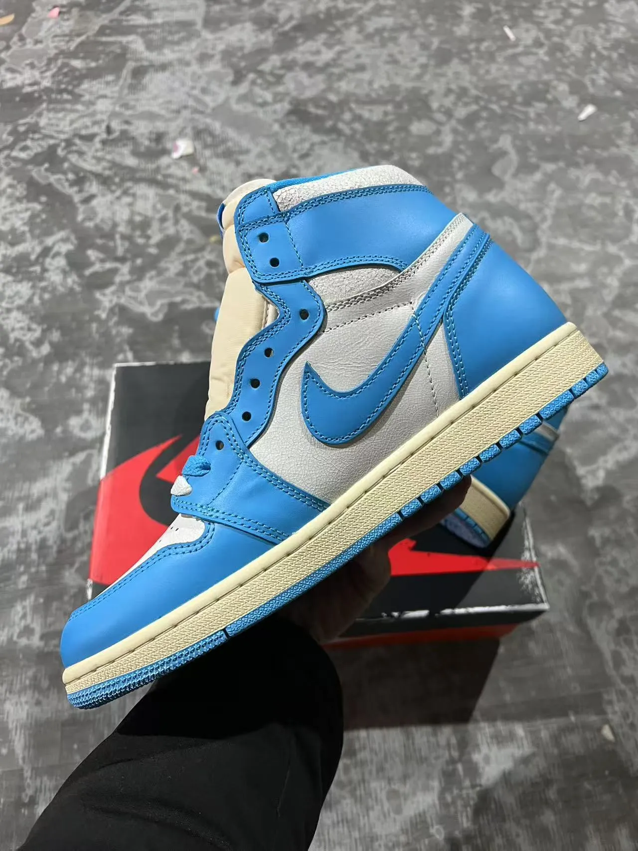 Air Jordan 1 High 蓝色与米色皮革篮球鞋 5