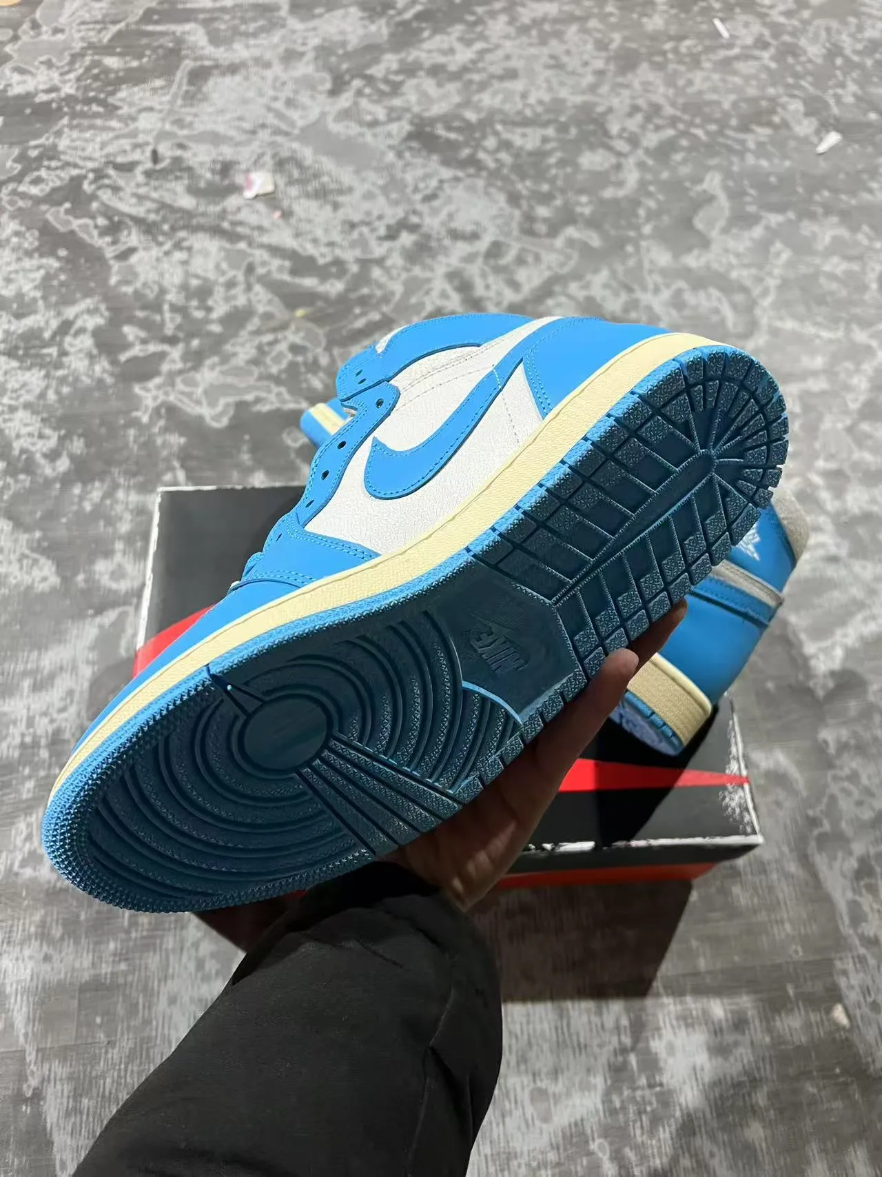 Air Jordan 1 High 蓝色与米色皮革篮球鞋 6