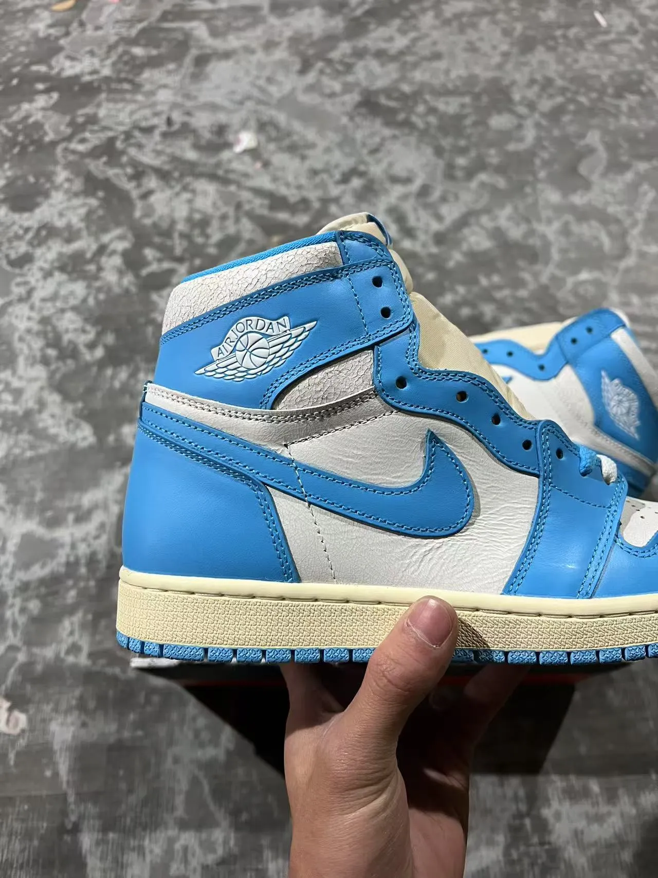 Air Jordan 1 High 蓝色与米色皮革篮球鞋 7