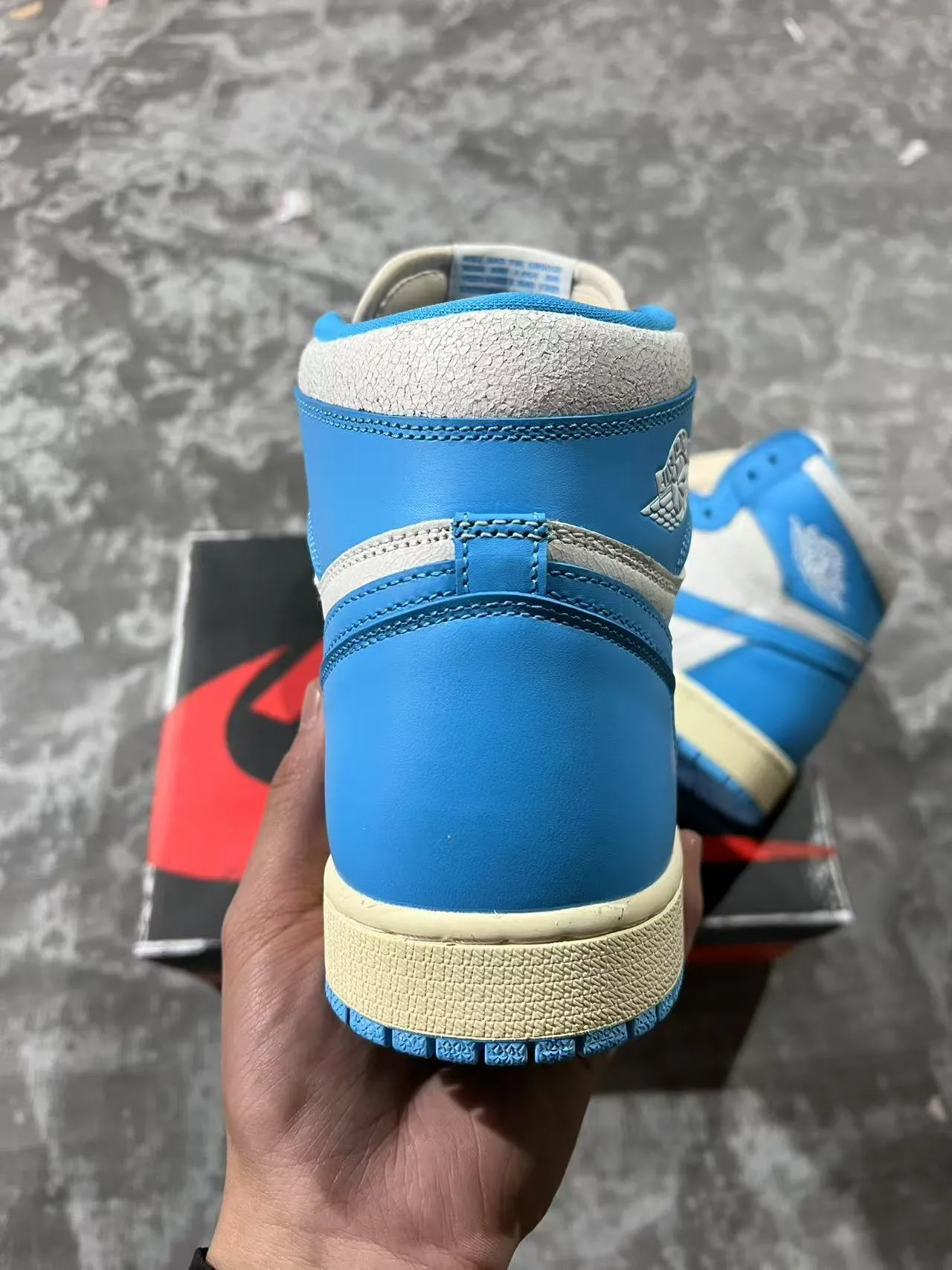 Air Jordan 1 High 蓝色与米色皮革篮球鞋 8