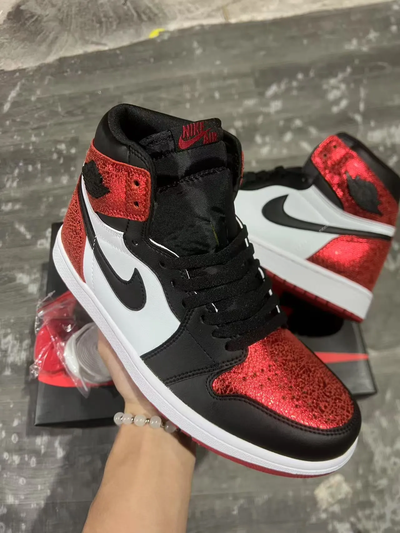 Tênis de basquete Air Jordan 1 High com glitter vermelho preto e branco 2