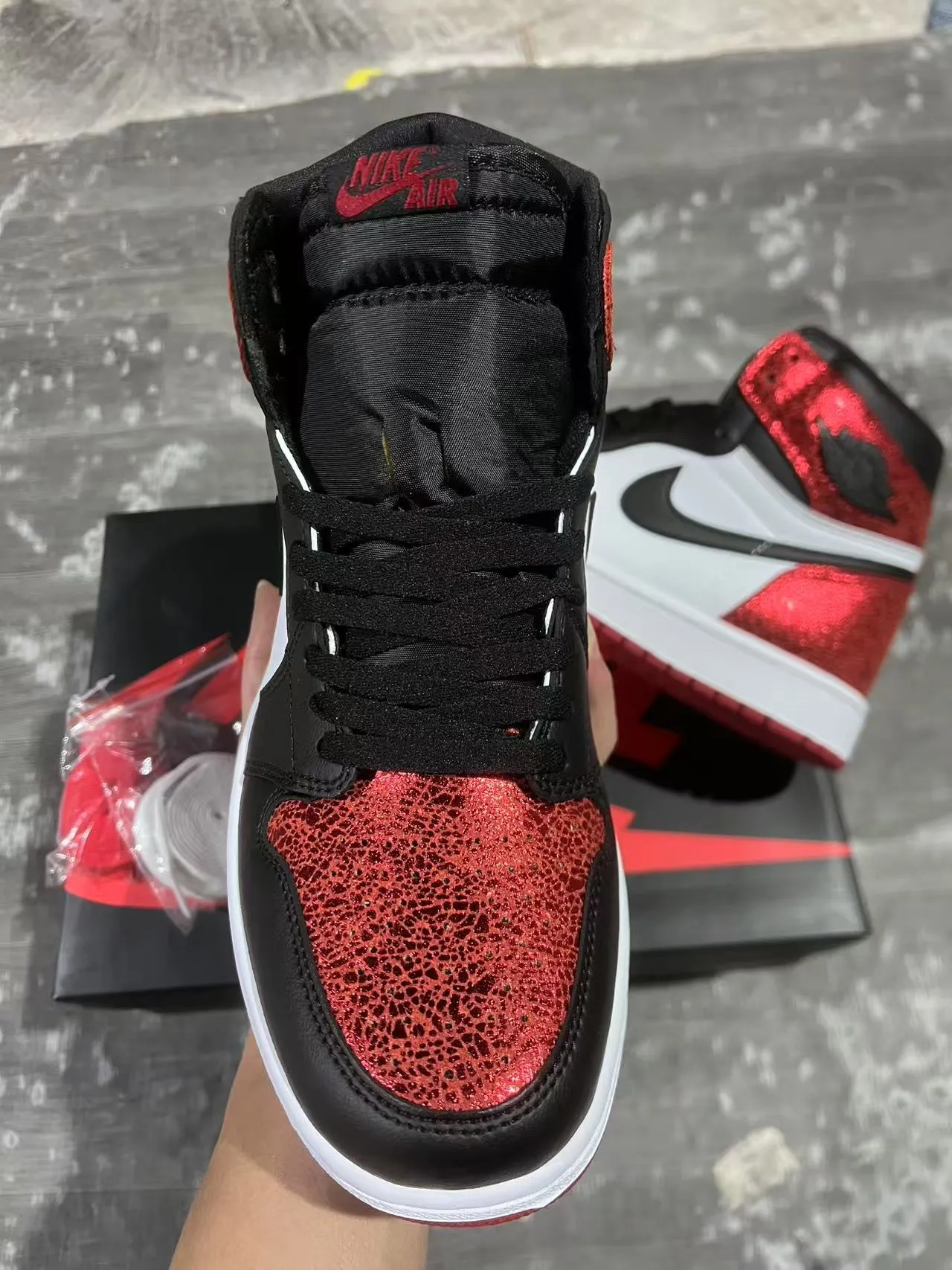 Tênis de basquete Air Jordan 1 High com glitter vermelho preto e branco 8