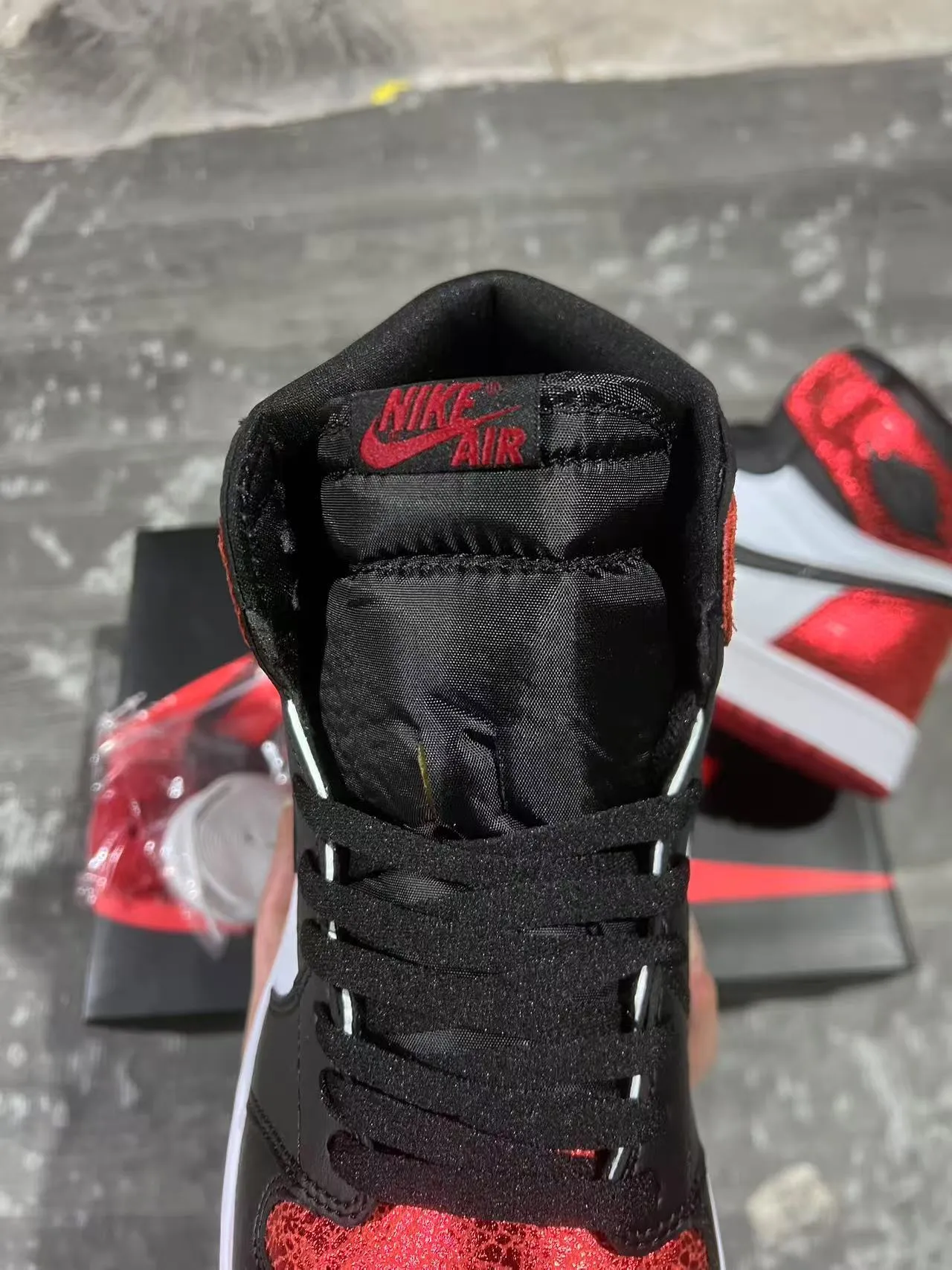 Tênis de basquete Air Jordan 1 High com glitter vermelho preto e branco 3