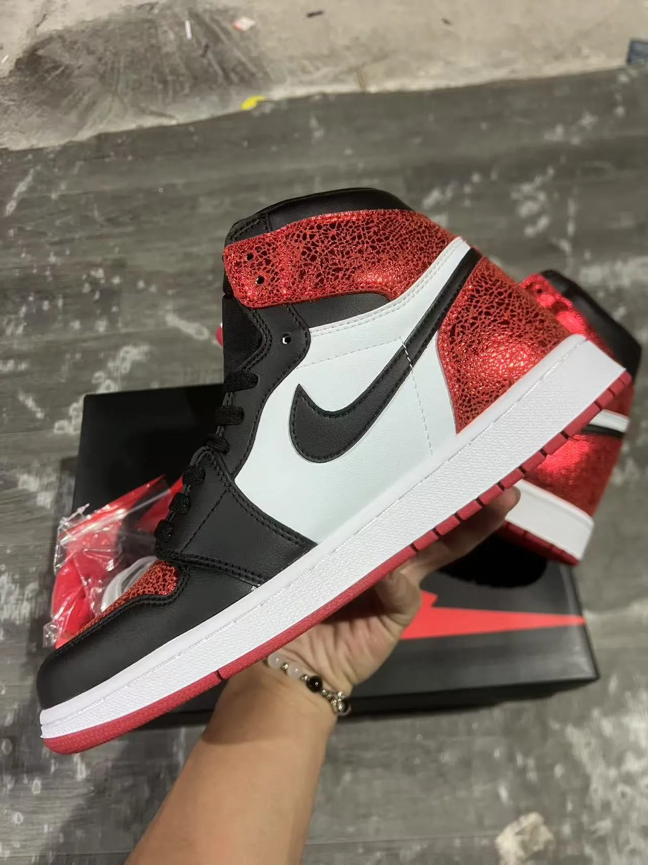 Tênis de basquete Air Jordan 1 High com glitter vermelho preto e branco 4