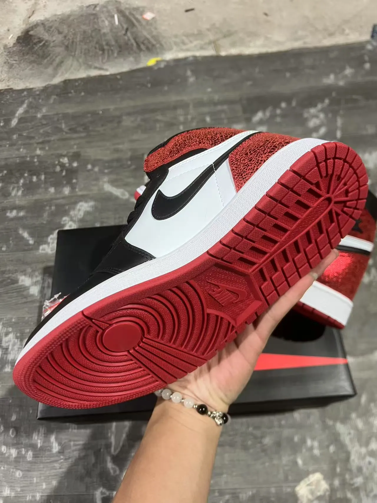 Tênis de basquete Air Jordan 1 High com glitter vermelho preto e branco 9