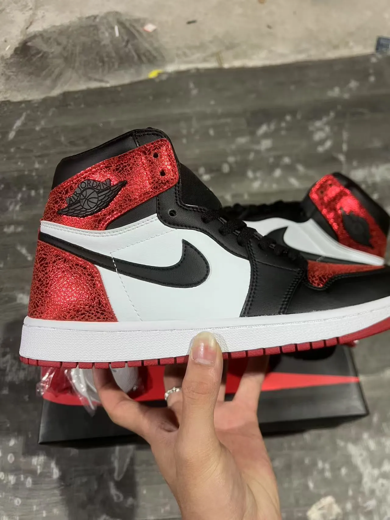 Tênis de basquete Air Jordan 1 High com glitter vermelho preto e branco 10