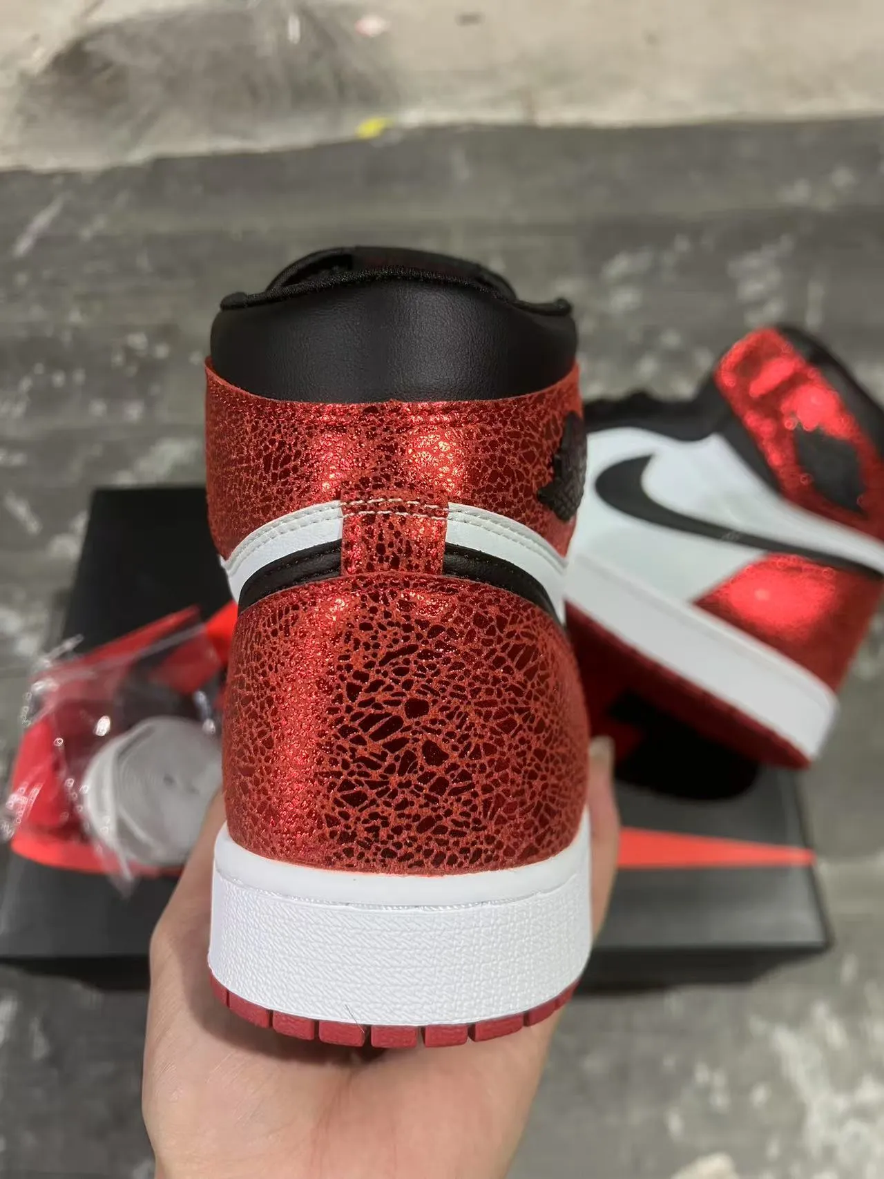 Tênis de basquete Air Jordan 1 High com glitter vermelho preto e branco 5