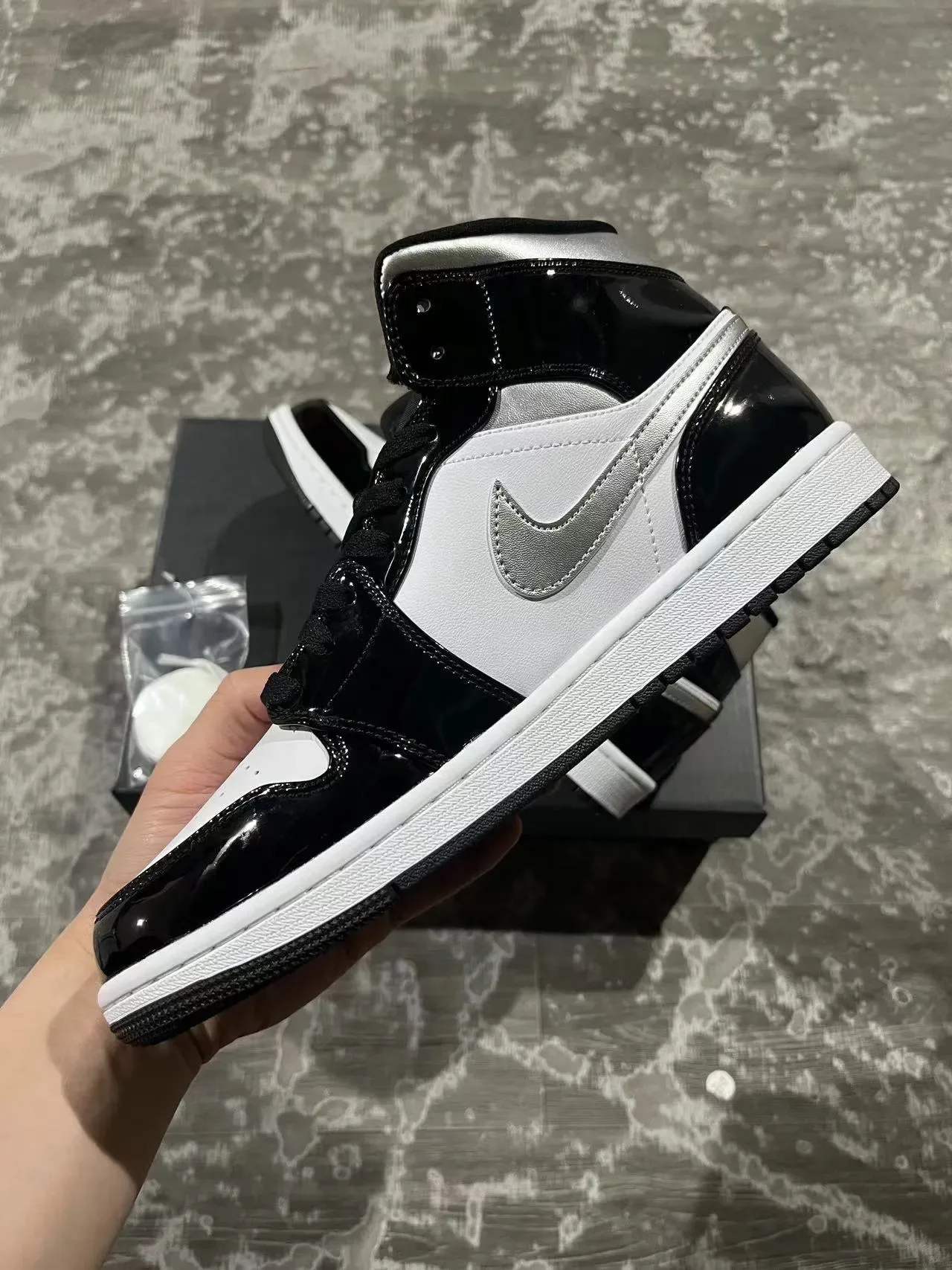 Air Jordan 1 High Preto Brilhante Branco Prata Metálica Tênis de Basquete 5