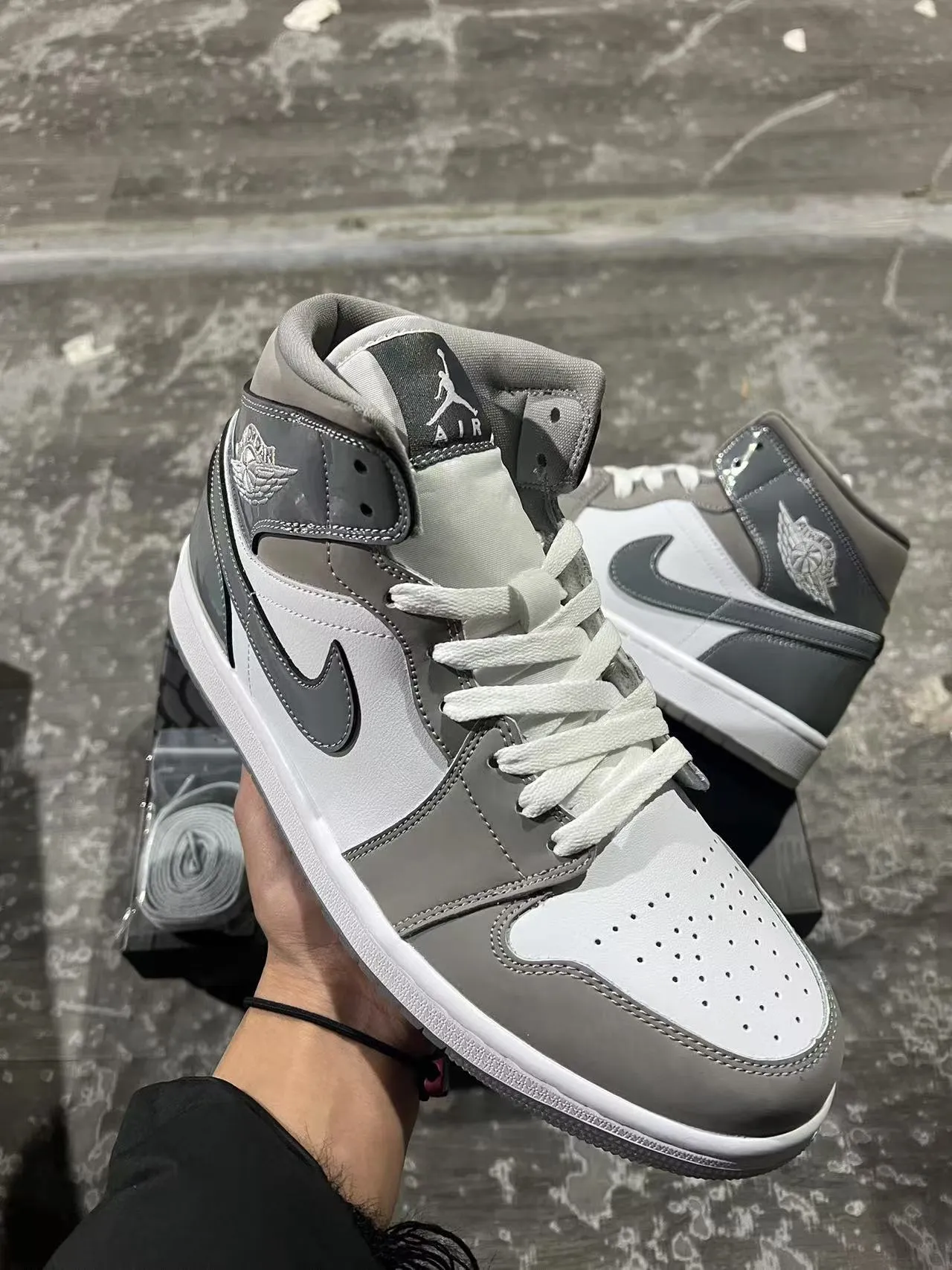 Air Jordan 1 هاي توب رمادي جلد لامع و جلد حذاء كرة السلة 2