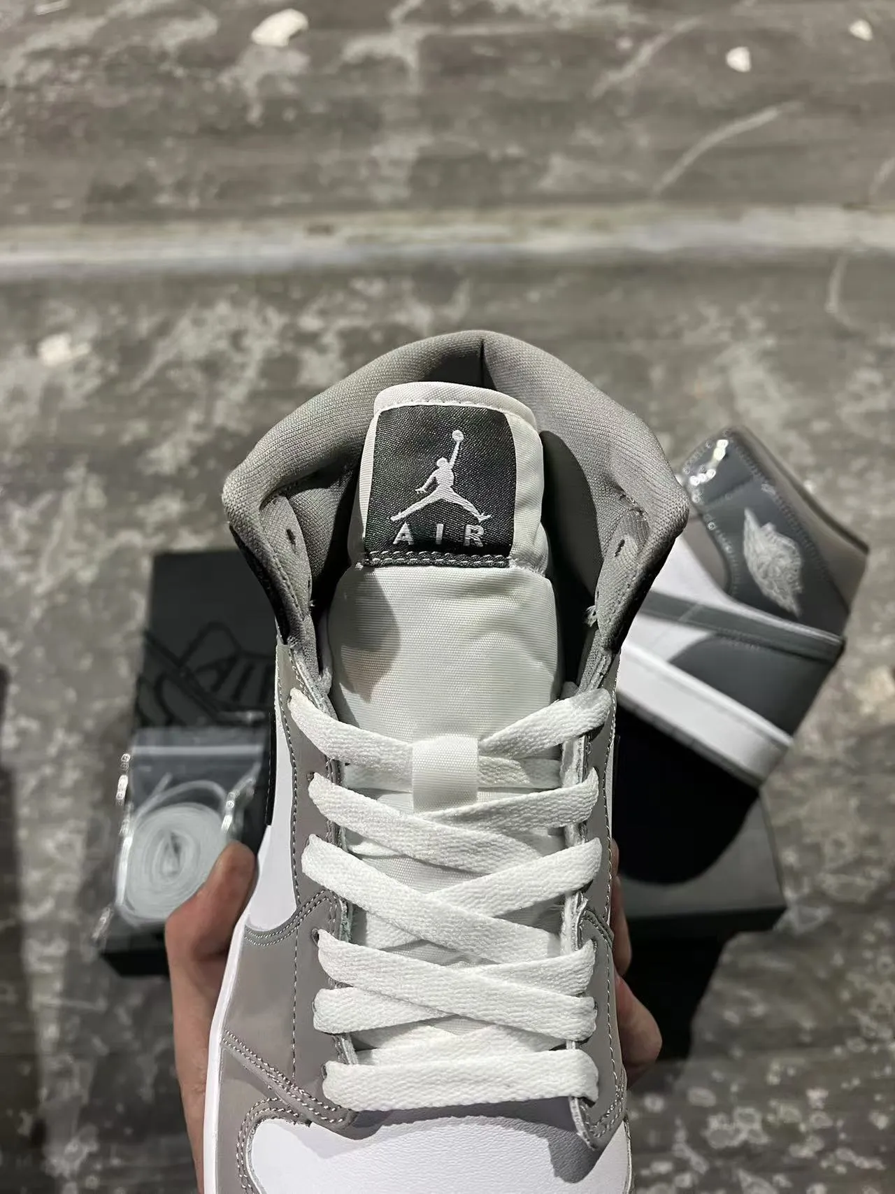Air Jordan 1 هاي توب رمادي جلد لامع و جلد حذاء كرة السلة 4