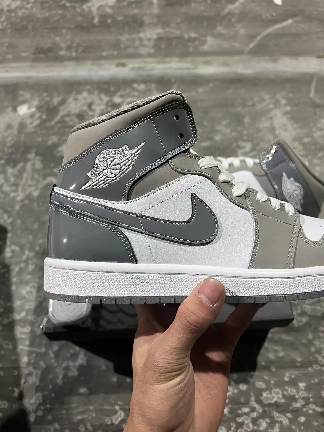 Air Jordan 1 هاي توب رمادي جلد لامع و جلد حذاء كرة السلة 7