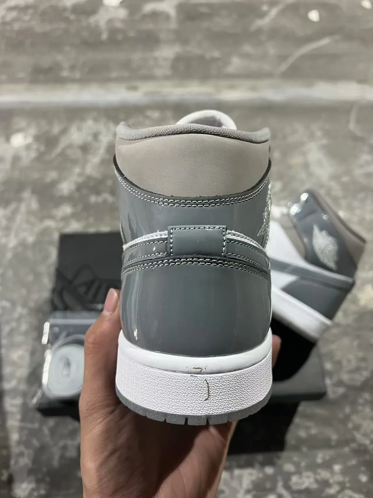 Air Jordan 1 هاي توب رمادي جلد لامع و جلد حذاء كرة السلة 8
