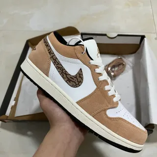 Tênis lifestyle Air Jordan 1 Low bege e branco com Swoosh camuflado