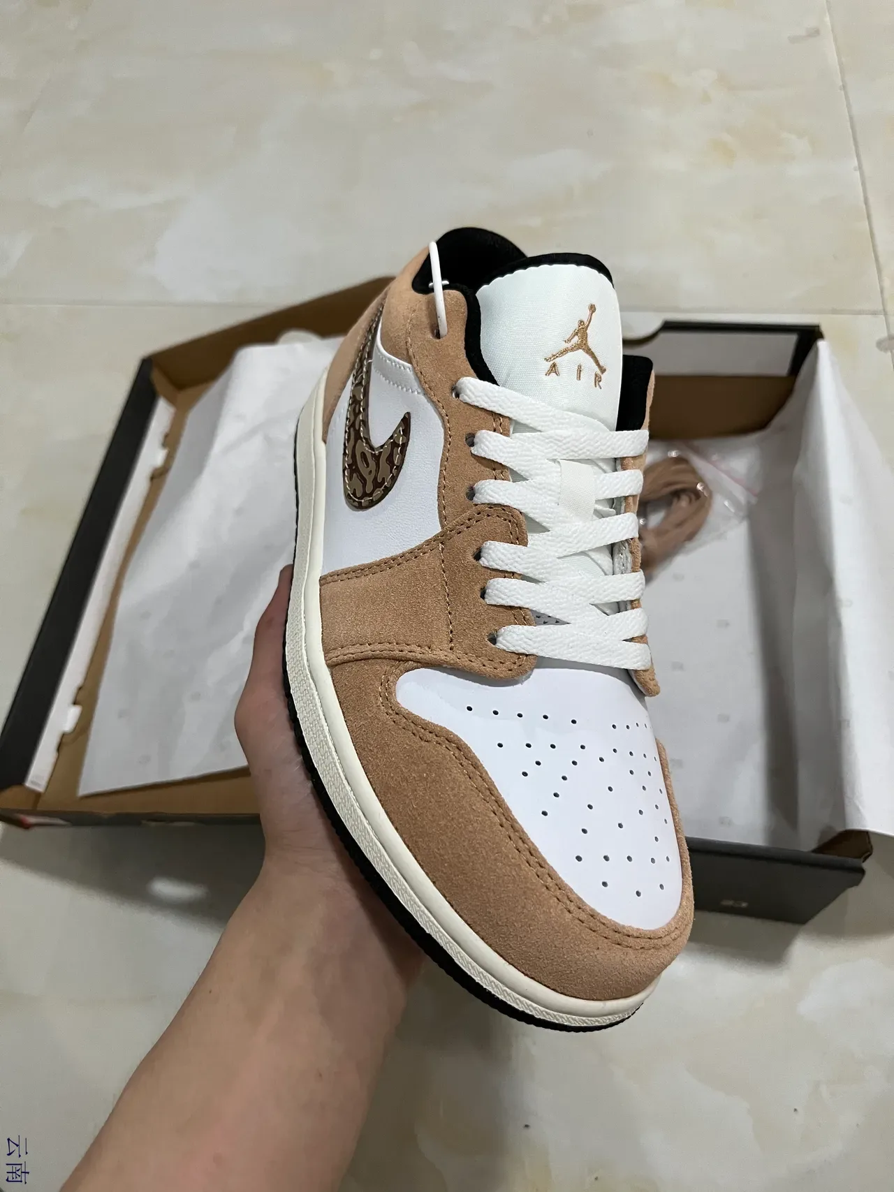 حذاء رياضي لايف ستايل Air Jordan 1 Low بلون بني فاتح وأبيض مع شعار Swoosh مموه 2