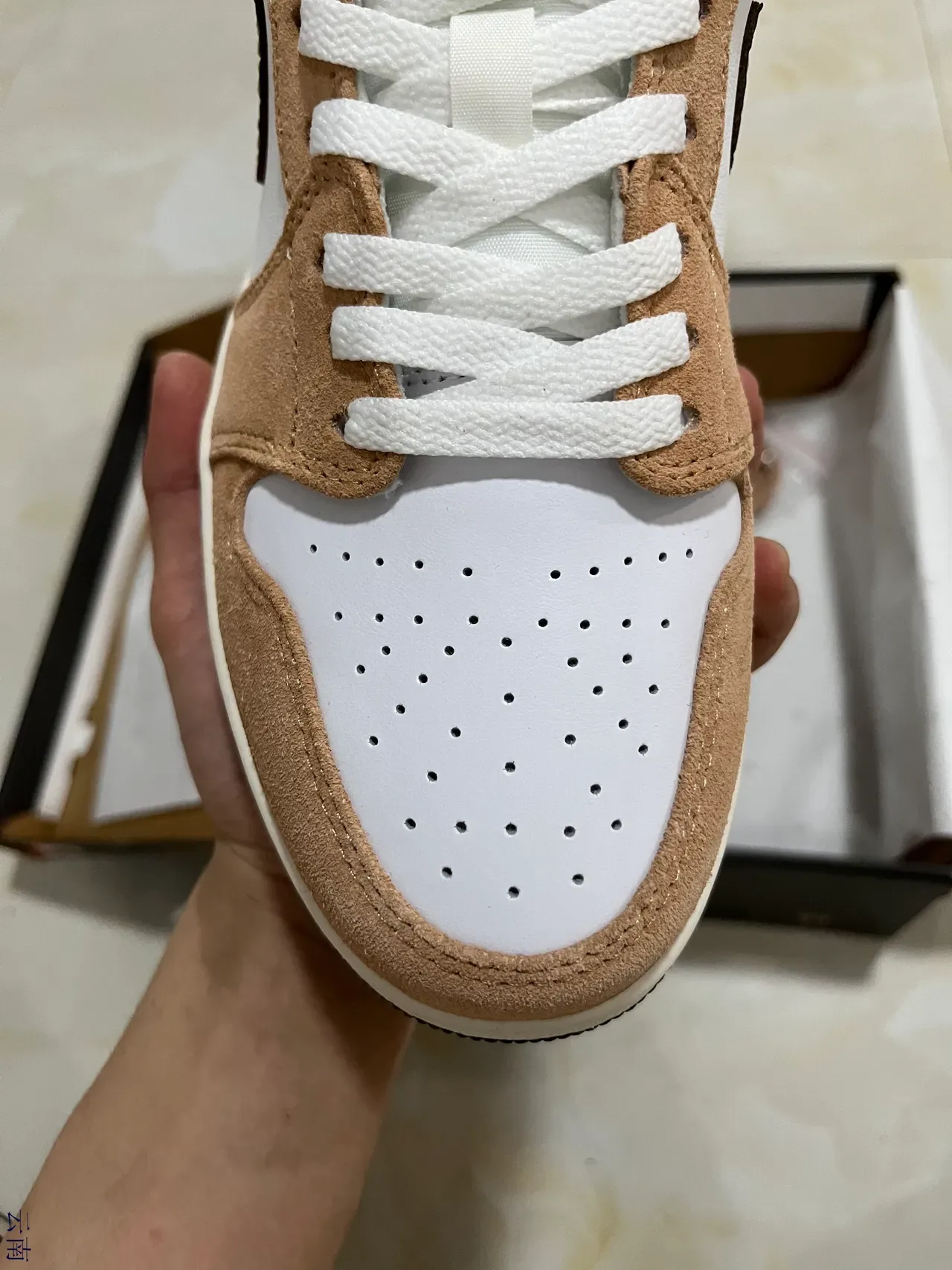حذاء رياضي لايف ستايل Air Jordan 1 Low بلون بني فاتح وأبيض مع شعار Swoosh مموه 3