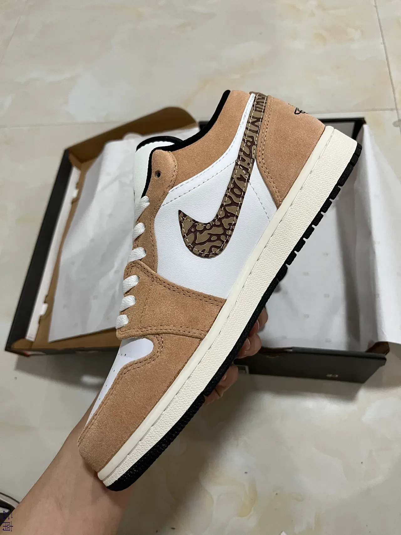 حذاء رياضي لايف ستايل Air Jordan 1 Low بلون بني فاتح وأبيض مع شعار Swoosh مموه 4