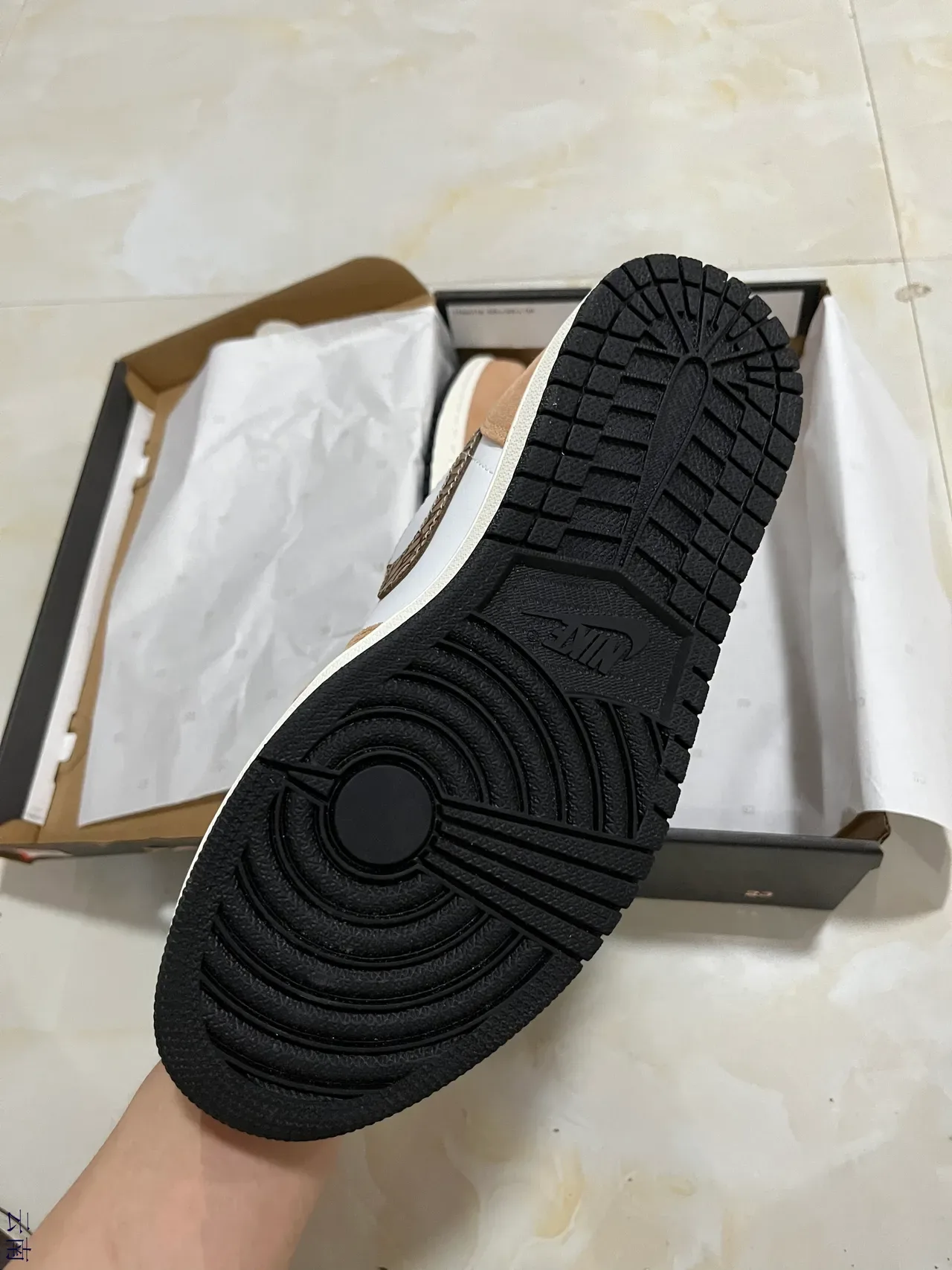 حذاء رياضي لايف ستايل Air Jordan 1 Low بلون بني فاتح وأبيض مع شعار Swoosh مموه 5