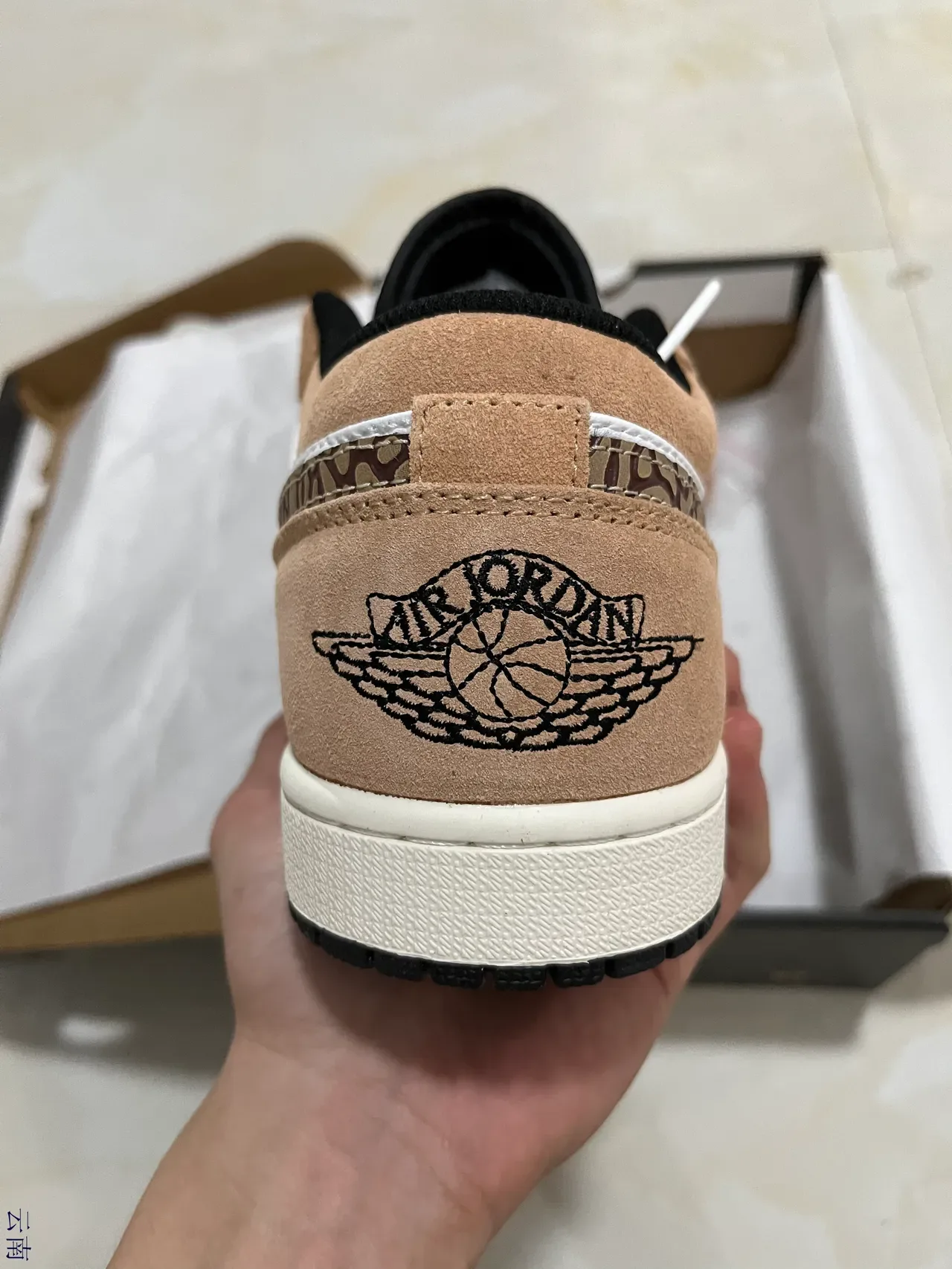 حذاء رياضي لايف ستايل Air Jordan 1 Low بلون بني فاتح وأبيض مع شعار Swoosh مموه 6