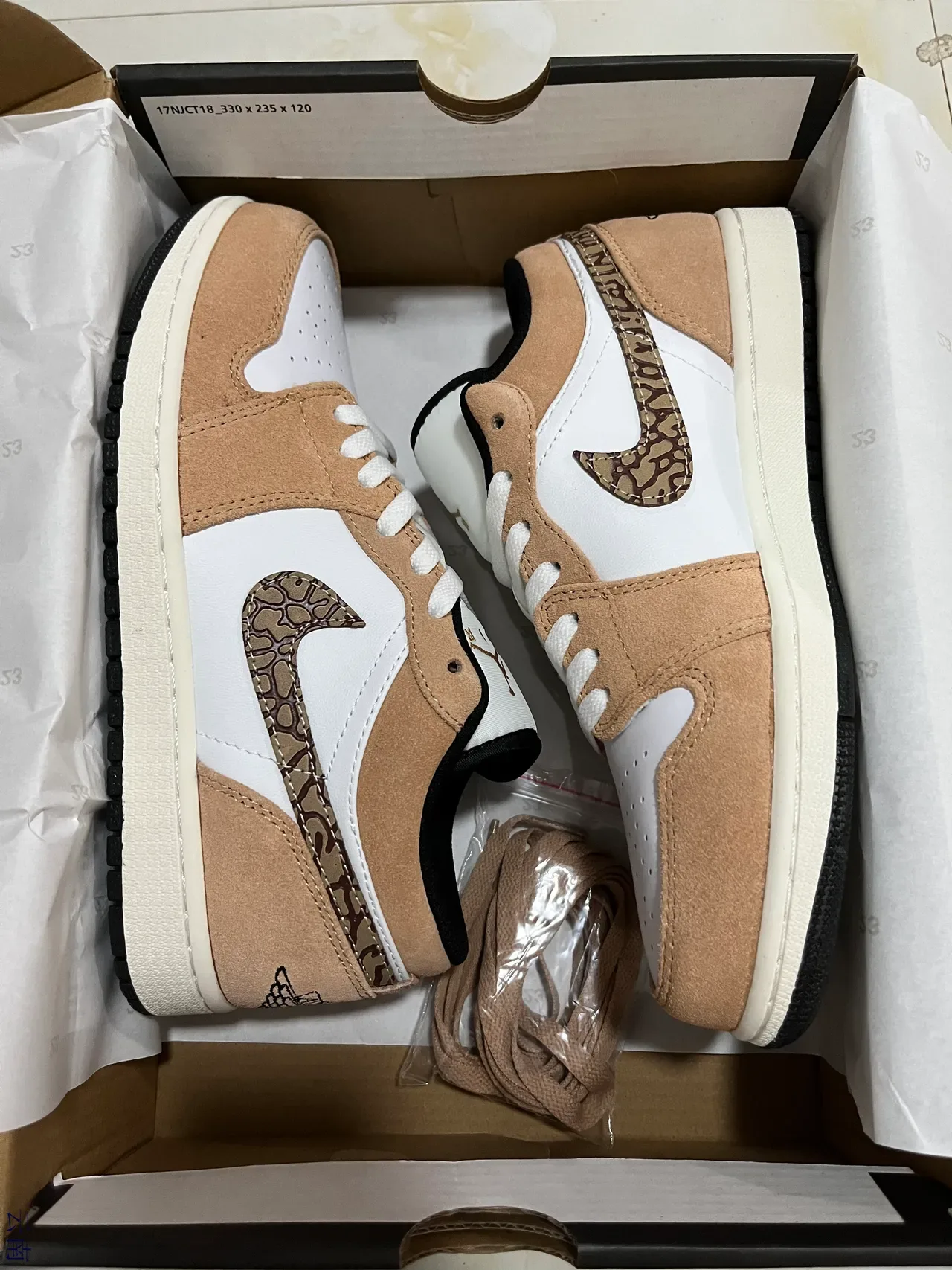 حذاء رياضي لايف ستايل Air Jordan 1 Low بلون بني فاتح وأبيض مع شعار Swoosh مموه 7