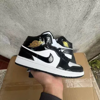 Tênis de basquete Air Jordan 1 de couro envernizado preto, branco e dourado