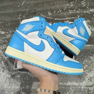 Tênis de basquete Air Jordan 1 azul universitário e branco