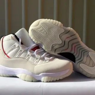 Tênis de basquete de cano alto Air Jordan 11 com cabedal em mesh e material sintético bege e vermelho