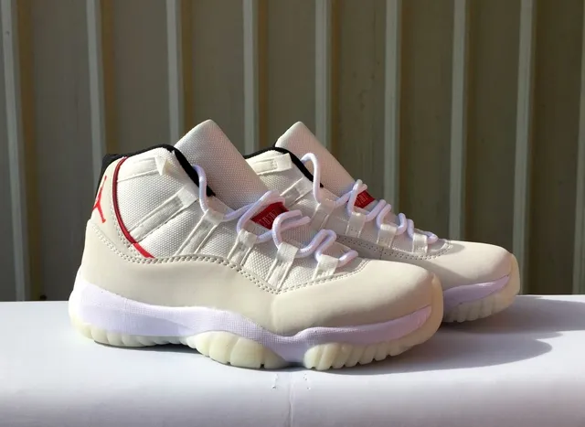 Tênis de basquete de cano alto Air Jordan 11 com cabedal em mesh e material sintético bege e vermelho 2