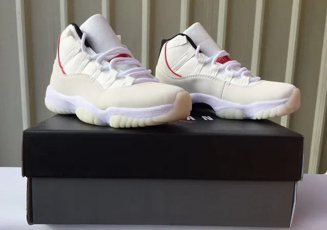 Tênis de basquete de cano alto Air Jordan 11 com cabedal em mesh e material sintético bege e vermelho 3