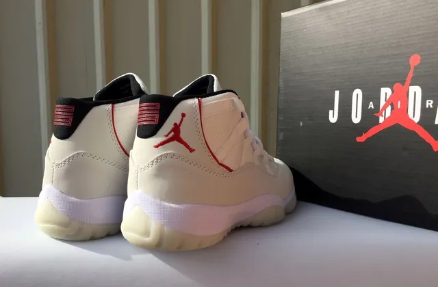 Tênis de basquete de cano alto Air Jordan 11 com cabedal em mesh e material sintético bege e vermelho 4