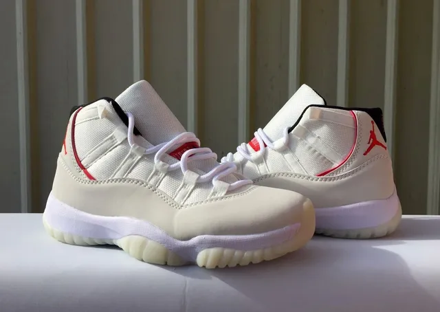 Tênis de basquete de cano alto Air Jordan 11 com cabedal em mesh e material sintético bege e vermelho 5