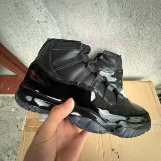 Tênis de basquete Air Jordan 11 em couro envernizado preto